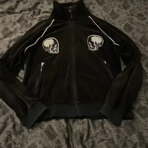 Number (N)ine Double skull Valour Jacket C 9/10, Size tag is washed out thats why its blank, Grailed reciept is available also  authenticated by grailed [ all mfs saying this shit fake hop of my dick ]