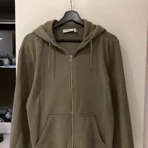 Hej  Säljer min Weekday hoodie som är i bra skick, storleken är XS (oversize) men passar S, ordinarie pris ligger på 500kr