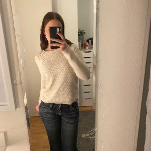 Vit stickad tröja - Fin vit guldglittrig stickad tröja. Skriv privat för fler bilder eller frågor!😊🩷