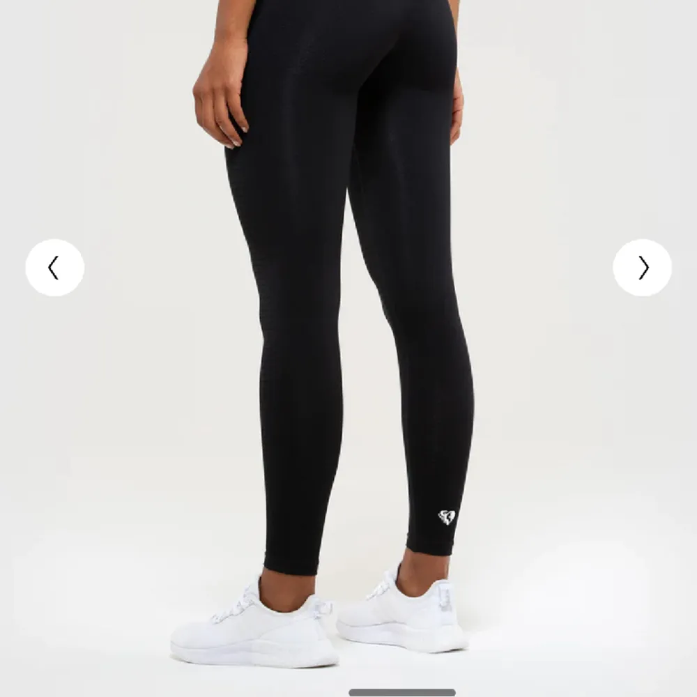 Nya tights från Women’s Best i storlek L Modell Power seamless leggings, färg svart. Har endast testat tightsen, alltså ej använt dom ute eller på gym. Nypris ca 500/600 kr. Från djur- och rökfritt hem.. Jeans & Byxor.
