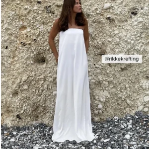 Bandeau Klänning - Säljer denna helt nya bandeau maxiklänningen från nakd, som passar perfekt till antingen student eller sommaren. Jag fick hem den men den passa tyvärr inte, så jag säljer den med prislappen kvar!   Hör av er vid frågor eller fler bilder ❣️😊