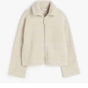 Teddyjacka - Säljer denna supertrendiga teddyjackan i storlek s då jag inte använder den💕💕 hör av er vid fler bilder eller frågor!💕💕