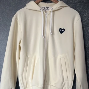 Comme des garcons / CDG zip up hoodie - M - Cream/beige - Comme des garcons/Cdg zip up hoodie i cream färg.  Storlek: M Skick: 9/10
