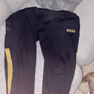 Hugo boss byxor - Säljer nu dessa byxor för andvänder inte dom och det är inget fel på dom inga håll alls jätte bra skick det är storlek L men dom som har storlek M kommer passa dom också