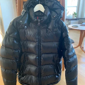 Moncler maya  - Moncler maya. Säljer pågrund ska köpa en ny nu till vinter.Nypris 16000.Kvitto finns. Bara  skriva vid intresse! Mvh melvin 