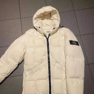 Stone Island jacka - Stone Island jacka i nyskick. Strl S. Kommer precis från kemtvätten så i väldigt bra skick. Inga skador eller liknande. Fler bilder och information kan fås.