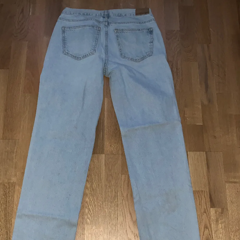 ljus blå gina tricot låg midjade raka jeans  blivit för stor för mig💕 . Jeans & Byxor.