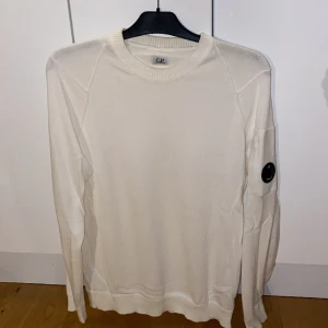CP Company tröja (Äkta & ny) - Säljer min C.P Company tröja eftersom jag aldrig använt den och kommer förmodligen aldrig göra det. Tröjan är lite tunnare än vanligt, alltså perfekt till sommaren! Köptes på zgander i Ödåkra, och äkta såklart. Finns QR kod. I nyskick.  Storlek: 50/M