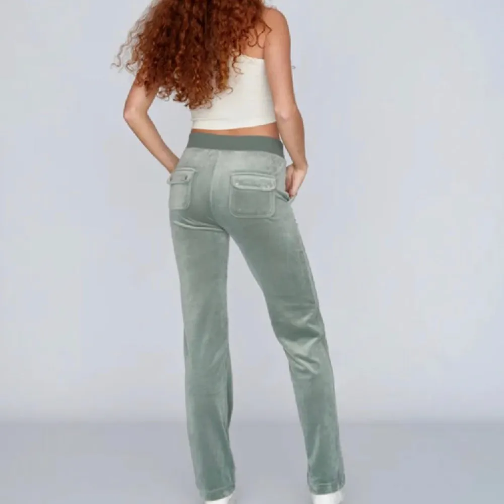 Hej, jag säljer ett par äkta Juicy Couture för att dom var för långa för mig (jag är 1,65m). Jag säljer byxorna för 400 kr billigare. Byxorna är väldigt mjuka och sköna så rekommenderar att köpa. . Jeans & Byxor.
