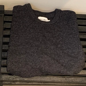 East West lammullströja - Lammullströja från East West | säljer eftersom den är för liten | använt skick och enda defekten är att den har krympt i tvätten | Orginella storleken är S men eftersom den krympt så passar den mer som en xs-xxs | kontakta mig för mer info 😁