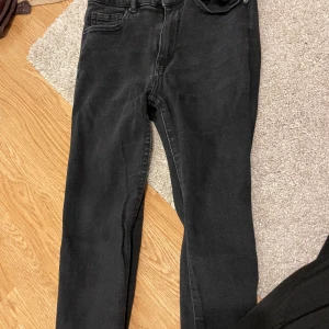 Molly jeans från Gina tricot - Knappt använda, väldigt fint skick! Rakmodell, inte de vanliga Molly jeansen