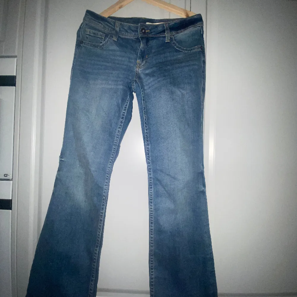 Jeansen är helt oanvända då de tyvärr var för stora för mig💙De är köpta på HM för 249 o säljs nu gör 149 helt oanvända🙏🏻 Jensen är i storlek 42 ( kom privat gällande mer exakt information)⚡️. Jeans & Byxor.
