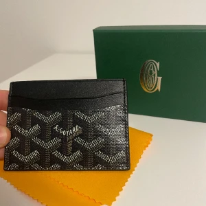 Goyard korthållare  - Väldigt snygg Goyard korthållare som jag fick i present så har ej kvitto . 💫💫 