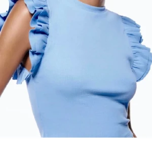 jättegullig blå zara topp med volang💙 - Den är i storlek S men skulle säga att den passar XS lika bra💙 den är använd runt 3 ggr och är i fint skick🦋