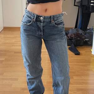 Jeans köpta från Sellpy, storlek 38. Lite stora på mig som vanligtvis har storlek 34-36. Jag är 165cm och dem är lite för långa på mig, därav blir jeansen knövlig i benen. En liten tråd upptil som man lätt kan klippa av.