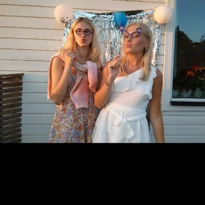 Studentklänning!!  - Fint skick, användes bara på min mottagning så endast några timmar. Inga fläckar eller så. Ser ut att vara oanvänd. Jätte söt med en knytning vid ena axeln och skön att ha på sig.  Från showpo, nypris 1450kr + tull. Jag är 167 cm lång.