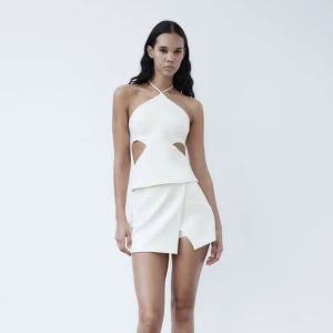 Vit topp - !!!!TRYCK INTE PÅ KÖP NU!!! Frakt: 45kr, vit jättefin topp, aldrig använd och prislapp kvar💞