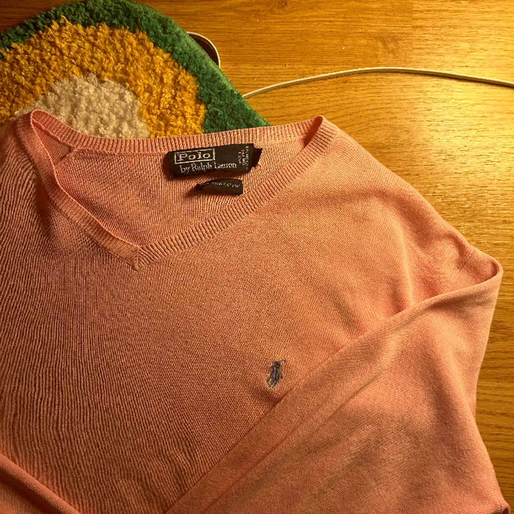 En vintage rosa Ralph Lauren tröja som är i bra skick men inte kommer till användning längre. Den är tunn och inga skador. Passar som M/L. Stickat.