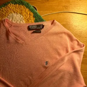 En vintage rosa Ralph Lauren tröja som är i bra skick men inte kommer till användning längre. Den är tunn och inga skador. Passar som M/L