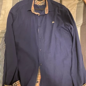 Mörkblå burberry skjorta - Burberry skjorta i storlek L. Knappt använd.