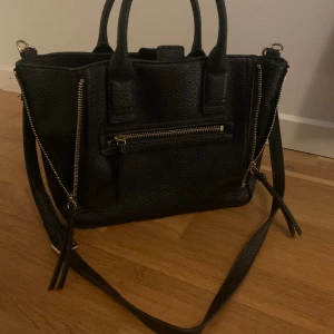 väska   - en super fin väska jag köpt på plick som tyvärr inte kommer till användning💕