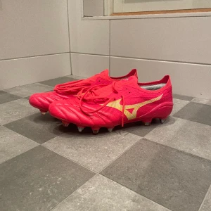 Mizuno Morelia IV fotbollsskor  - Helt nya mizunos med läder från Japan. Nypris som ni ser är 2500kr. Pris kan diskuteras. I storlek 44 men lite stor i storleken. Orange och neon färg 