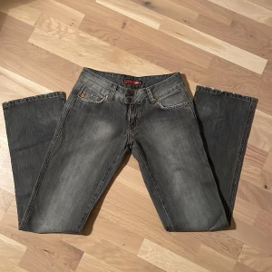 Lowrise jeans - Säljer dessa extremt snygga lågmidjade jeansen från BLEND i nästan nyskick då de tyvärr inte passar mig💖 Har inga tecken på användning! Innerbenslängden: 85 cm  Midja tvärs över: 39 cm