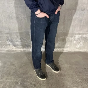 Levis Jeans 511 - Levi’s jeans 511 i färgen blå. Storleken är 32/32 och modellen är 182 cm på bilden. Riktigt fint skick. Ny pris 1099 och nu bara för 399kr