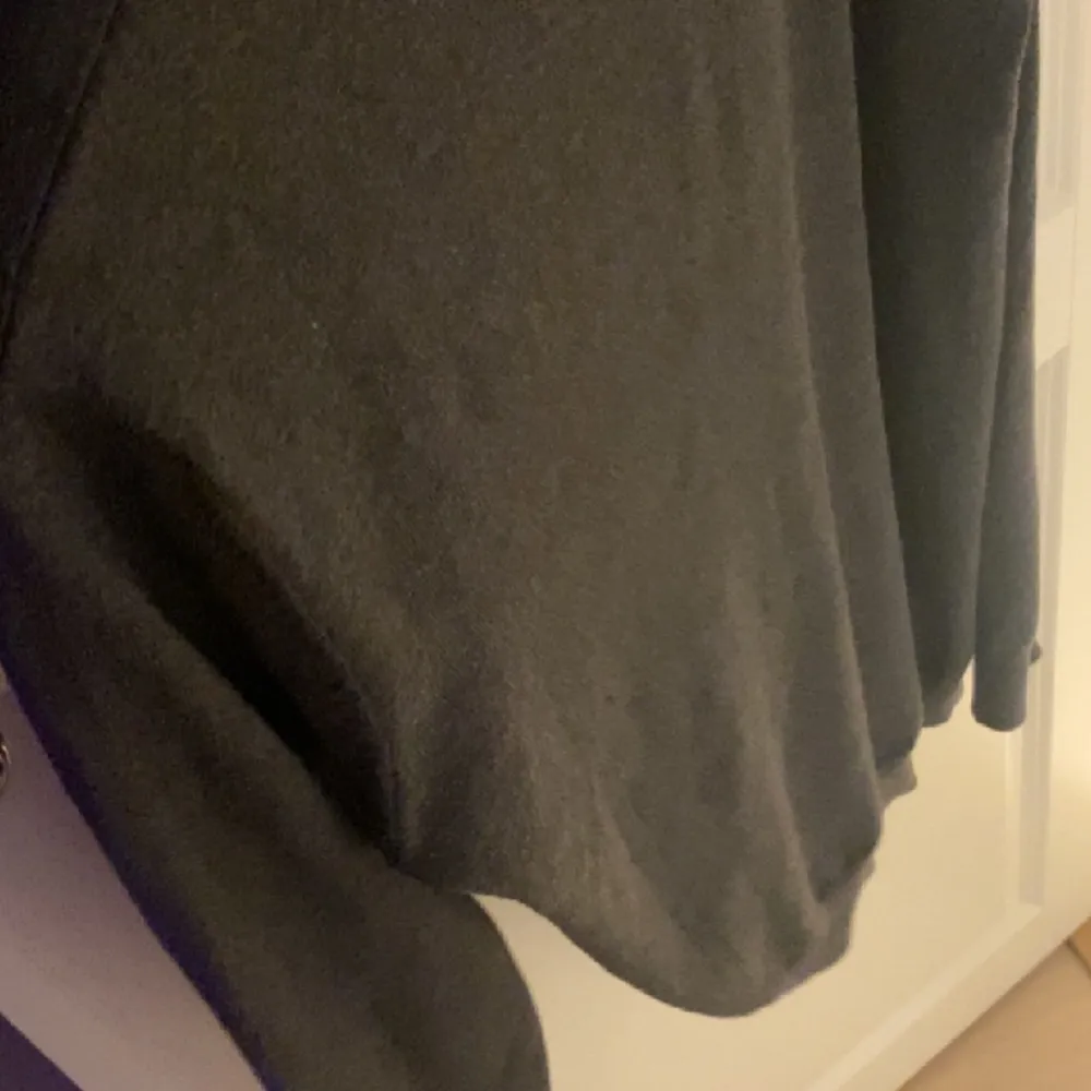Stickad tröja från dressman passar nog M också! Jätte snygg! Har bara använt den en gång men har redan så många gråa tröjor så har ingen användning av den. Stickat.