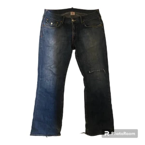 True Religion Jeans - Lägg bud!!!Säljer mina feta true religion jeans Använda men fortfarande funktionella Alla originalknappar och lappar sitter kvar W36 Bootcut Mått ges vid befrågan Lägg bud!!!