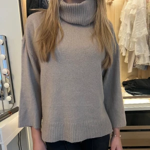 Stickad polo - Trekvartsärmad stickad polo från vila, storlek S