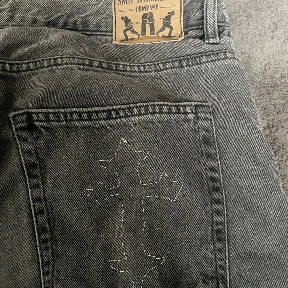 Ett par baggy sweet sktbs jeans är ganska använda men funkar fortfarande har också sytt ett kors på fickan!. Jeans & Byxor.