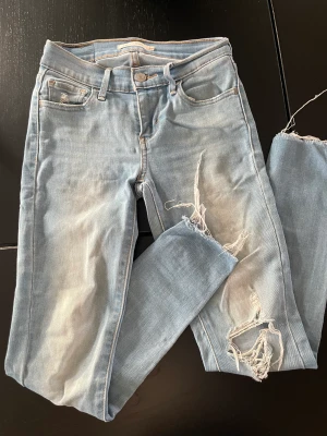 Levisjeans - Ljusa Levisjeans knappt använda. Modell 710, super skinny.