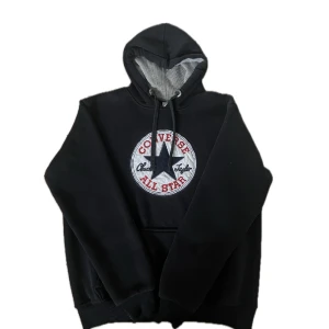 Svart Converse hoodie - Supersnygg hoodie från converse, säljer då den inte längre kommer till användning! Lite sliten längst ner på armarna. Skriv privat för frågor eller fler bilder💞