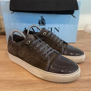 Lanvin Skor - Säljer nu dessa super fräscha mörkgråa lanvin skorna med glansig toebox. Storlek UK 5 som motsvarar ungefär 40-41 i europeisk storlek (passar större) tillkommer box & dustbag. Hör av er vid frågor