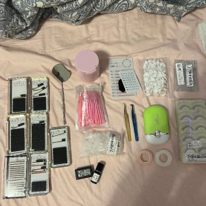 Saker för fransförlängnig  - Innehåller: Lim, Fransar i 11mm,12mm,13mm,14mm,15mm,16mm,vita mix 7-14mm (alla fransar är i 0,07 D curl) fläkt m sladd till, övnings fransar, pincetter, ögonfrans borstar, lim ringar, tejp, mm skicka ett meddelande för mer information!! 💖