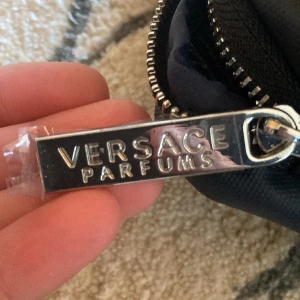 Versace  - Det är en näsesär. Som är sprillans ny. Ny pris 1500kr. Jag säljer för 800kr jag köpte den på NK har dock inte kvitto. Men köpte den i samband med ett parfym sätt. Och det är varför den heter Versace Parfums