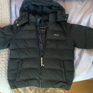 Gant jacka 900 - Ny pris 3500. Passar riktigt pra på mig och jag är 152. Ungefär 1,5 år gammal. Inga skador eller liknande. 