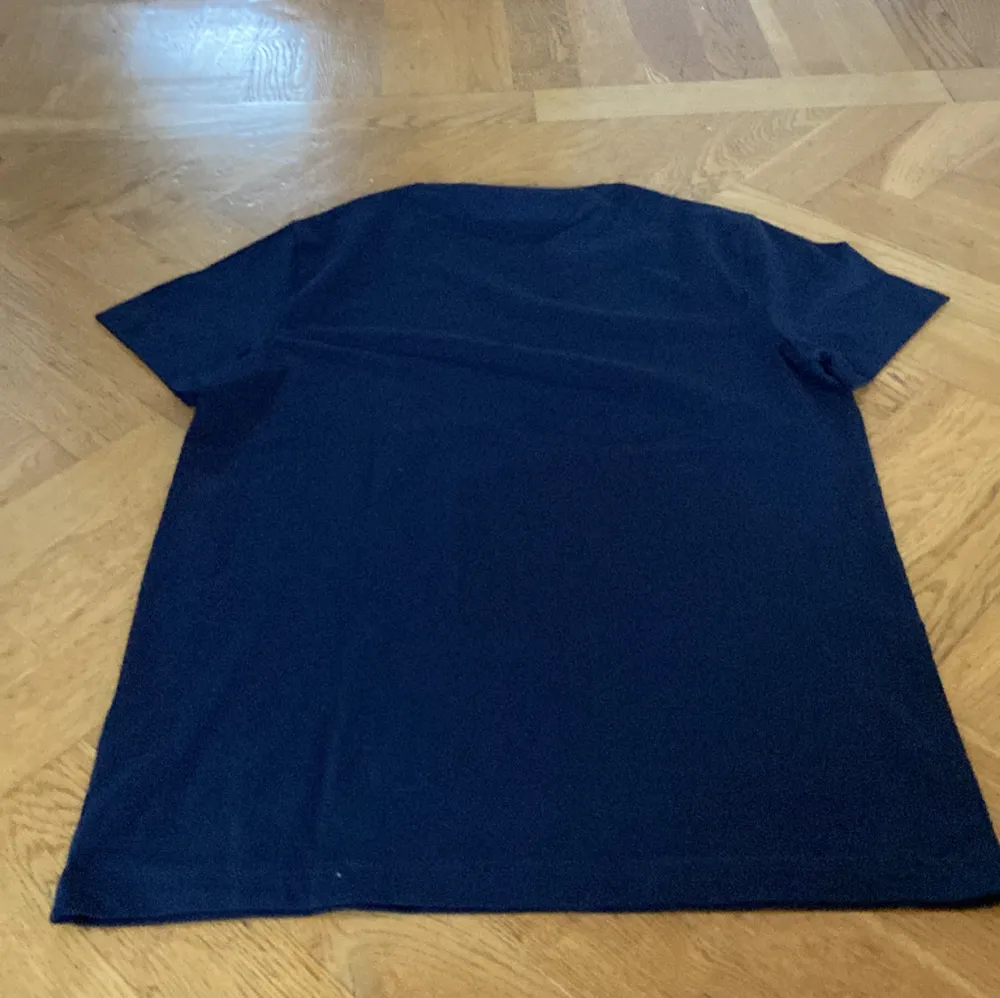 Helt ny Tommy Hilfiger mörkblå T-shirt säljes pga att den var för liten. Inköpt i England nu i januari. Lappen kvar. . T-shirts.