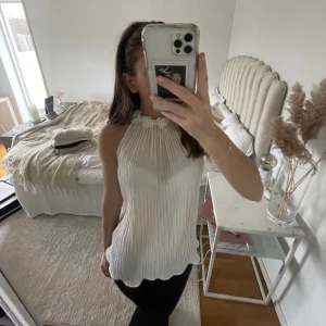 Vit topp zara  - Snyggaste toppen från zara, har aldrig använts!! Nypris var runt 350kr men jag säljer den för 250💌tryck gärna på köp nu 