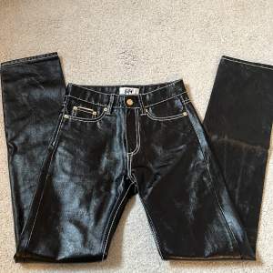 Supersnygga eytys cypress jeans i storlek 26x34. De är sparsamt använda och därmed i superbra skick!! Har inga egna bilder på då de tyvärr är för stora❤️ nypris 1900 