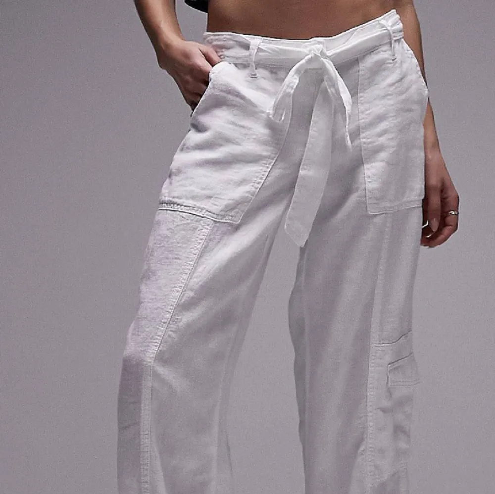 Raka vita linnebyxor (100% linne), med fickor och snörning i midjan. Från Topshop. Storlek 36/small, normala i storleken. Fint skick 💓🙏☺️. Jeans & Byxor.