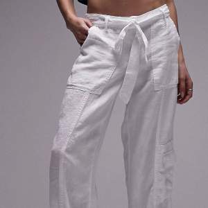 Raka vita linnebyxor (100% linne), med fickor och snörning i midjan. Från Topshop. Storlek 36/small, normala i storleken. Fint skick 💓🙏☺️