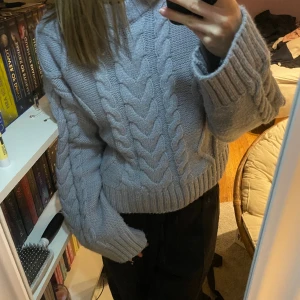 Stickad tröja - Stickad tröja i nyskick från HM som inte kommer till användning. Väldigt tjock och mysig med stora ärmar! 