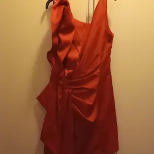 Säljer denna röda klänningen. Köparen står för frakten. 