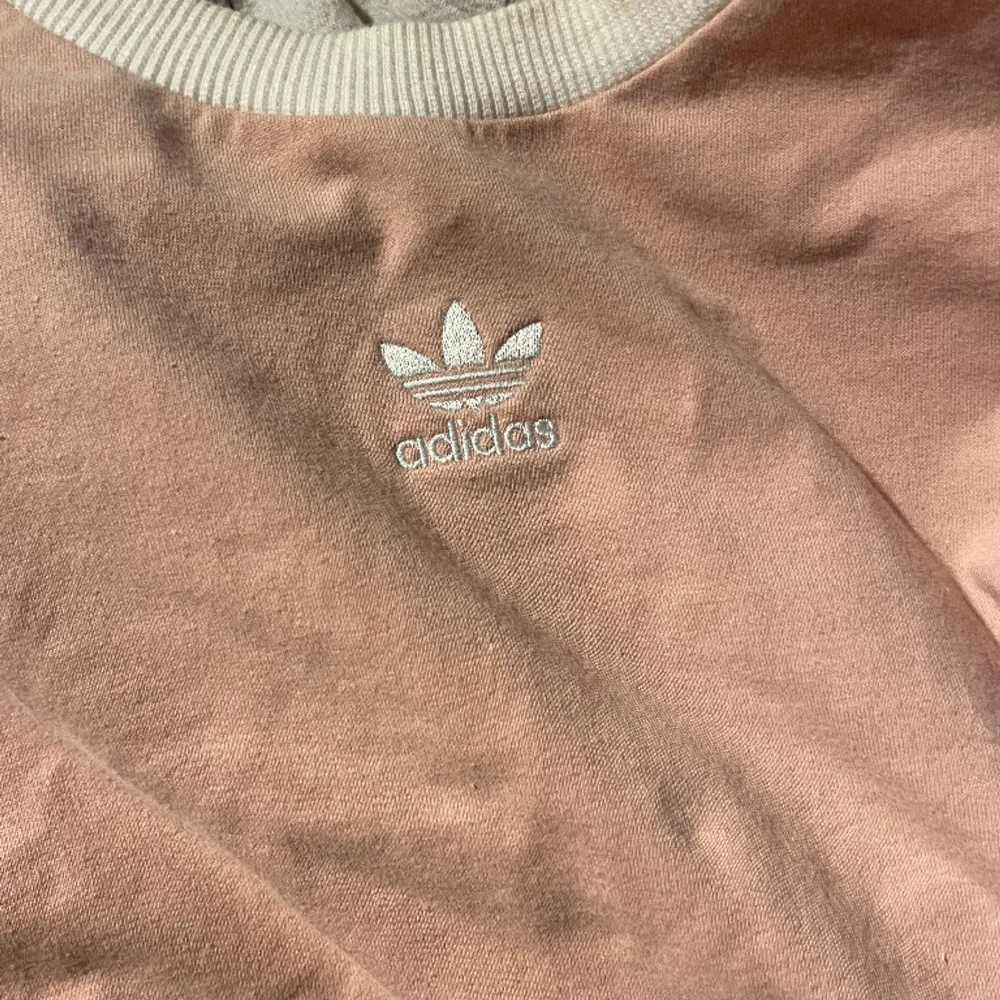 Rosa Adidaströja som nästan aldrig är använd. Är lite mer rosa än vad som syns på bildera.. Tröjor & Koftor.