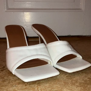 Klackskor - Bekväma, vita klackar med bred passform från ASOS. 8 cm klack. Aldrig använda. 