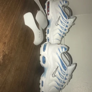 Nike tns ”blue fury” - Tja, jag fick dem nyss. Har inte ens använt. Dem säljs pga storlek passar inte Ett par crease skydd följs med gratis