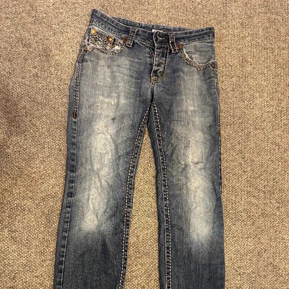 Vintage true religion jeans. Size w32. Hål i bakfickorna samt ovan bakfickorna, kan enkelt bli igen sytt hos skräddare.. Jeans & Byxor.