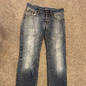 Vintage true religion jeans. Size w32. Hål i bakfickorna samt ovan bakfickorna, kan enkelt bli igen sytt hos skräddare.